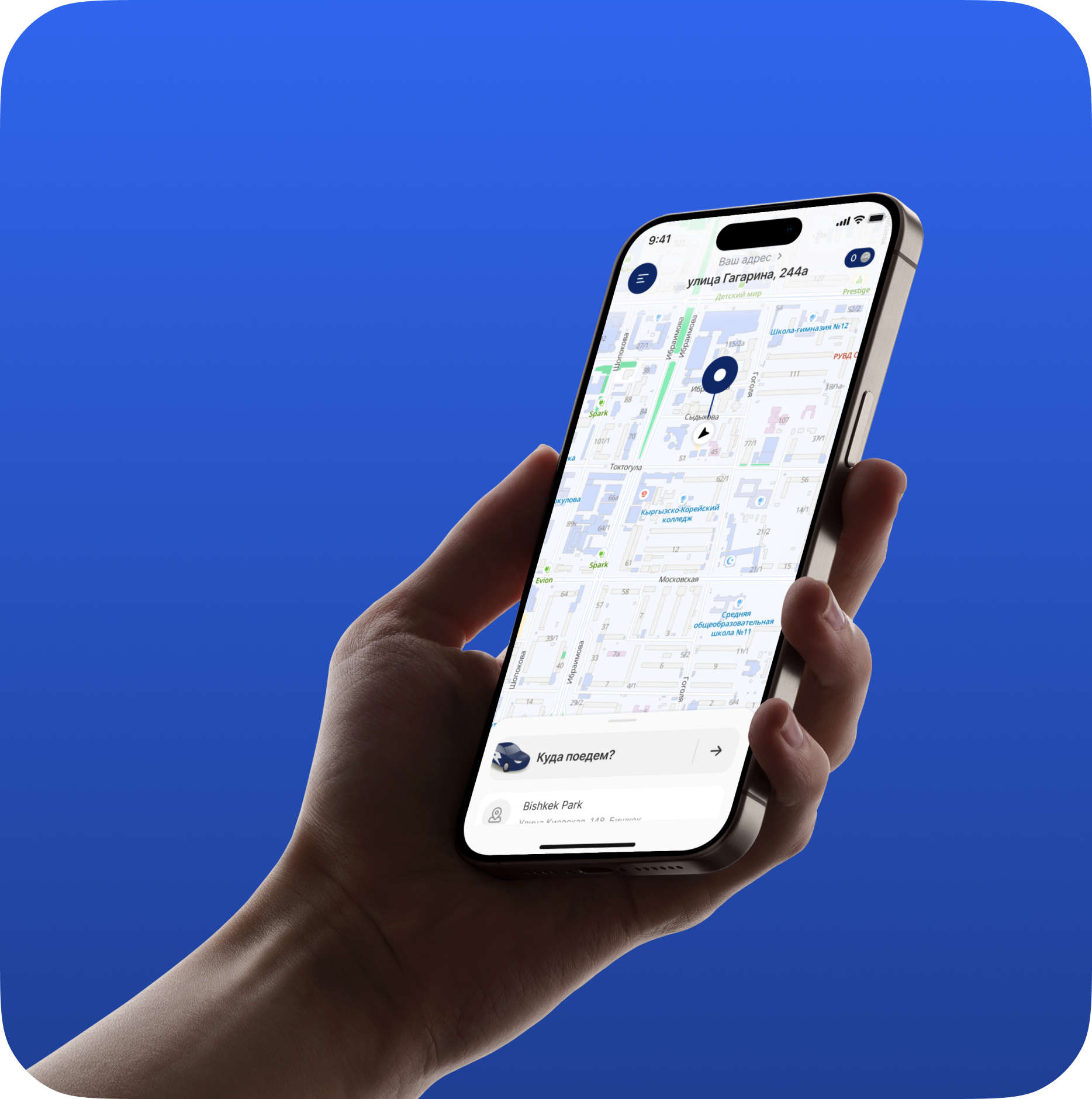 Приложение Navi Taxi в руке пассажира